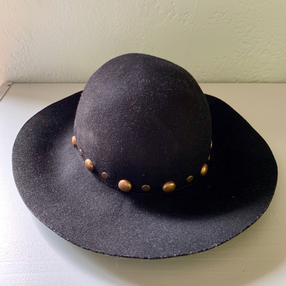 100% wool black hat. Made in Italy,